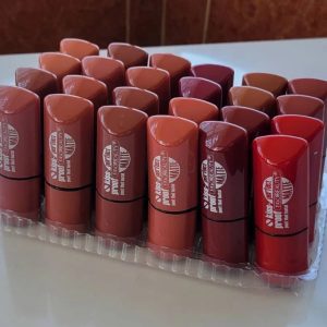 Labiales en barra
Estoslabiales en barra ofrecen un acabado entre mate y luminoso con fórmula enriquecida en aceites naturales. Proporcionan cobertura media-alta con un toque de brillo discreto, perfecto para looks naturales o sofisticados.