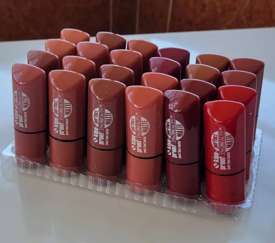 Labiales en barra
Estoslabiales en barra ofrecen un acabado entre mate y luminoso con fórmula enriquecida en aceites naturales. Proporcionan cobertura media-alta con un toque de brillo discreto, perfecto para looks naturales o sofisticados.