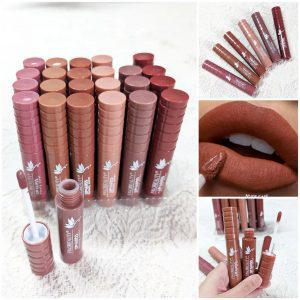 Labial permanente
Ofrecen cobertura full color en un solo gesto, con fórmula duradera y cero transferencia. Textura cremosa que se fija en segundos sin resecar.