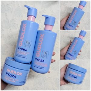 Kit capilar Gudlox Hydra con ácido hialurónico
Este set está formulado con ácido hialurónico, un ingrediente estrella en hidratación. Su función principal es hidratar profundamente, suavizar y devolver elasticidad al cabello.
Está pensado para cabellos secos, deshidratados, opacos o con frizz, ayudando a que se vean más suaves, brillantes y manejables.